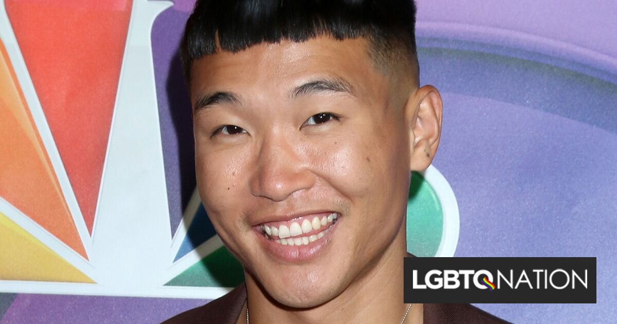 Joel Kim Booster acaba de proponerle matrimonio a su “novio de vacaciones”. Él dijo que sí.