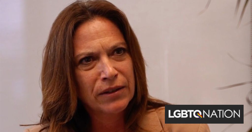 Profesora lesbiana dice que su jefe la acusó de ser una “bruja” en un “aquelarre LGBTQ”