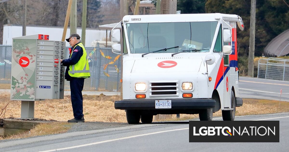 Trabajadora postal y madre de un niño trans se negó a entregar volantes llenos de odio. La están castigando.
