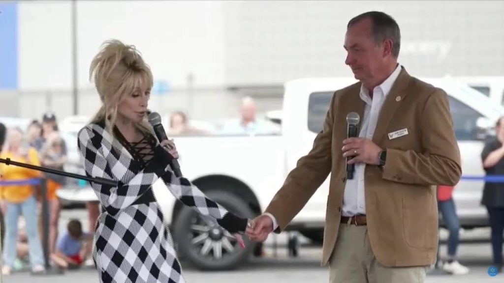 Dolly Parton dona $1 millón para ayudar en el desastre del huracán Helene mientras la tormenta se cobra más de 200 vidas