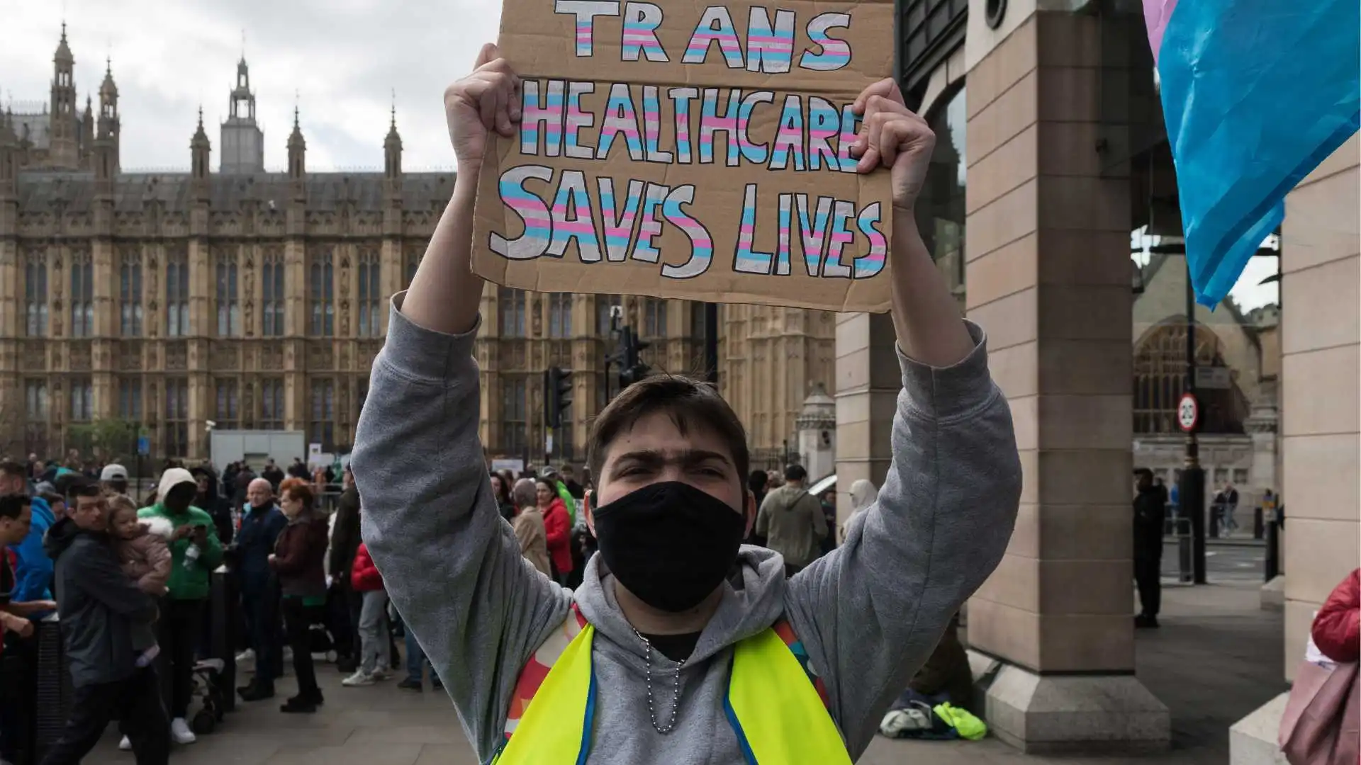 Los médicos de cabecera niegan la terapia de reemplazo hormonal a cientos de personas trans en el Reino Unido, según un informe