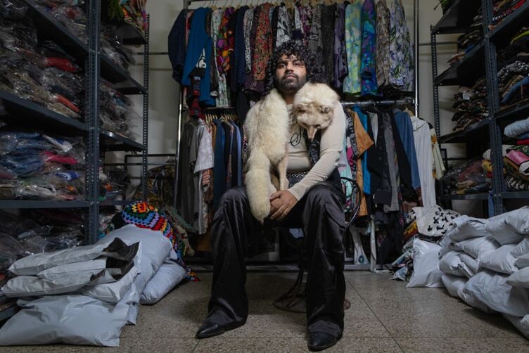 A Dee le gusta vestirse sola, incluso durante los días comunes en su almacén.