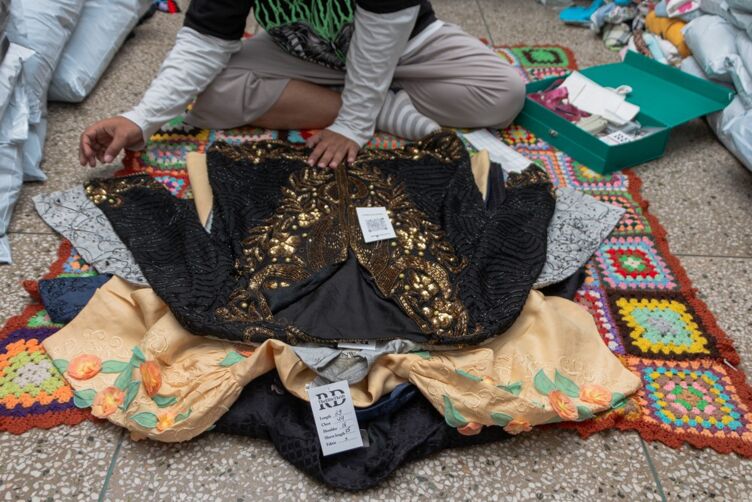 La ropa está lista para ser empaquetada en el suelo del almacén de Dee en Nueva Delhi, India.