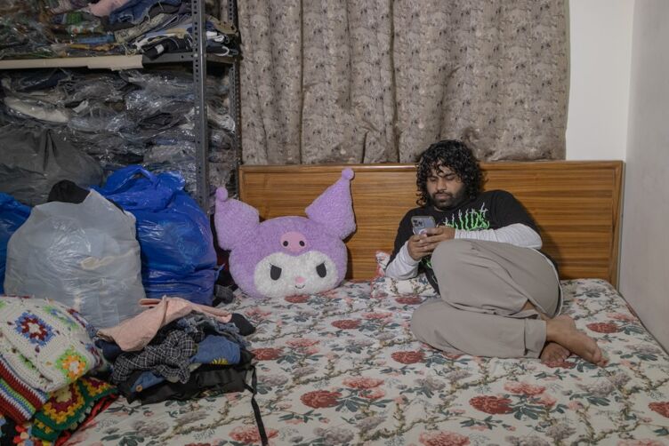 Dee en su dormitorio.