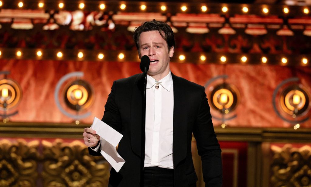Jonathan Groff llora al aceptar su premio Tony.