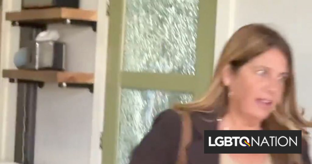 La desquiciada candidata republicana anti-LGBTQ+ huye cuando le muestran sus propios tweets extremos