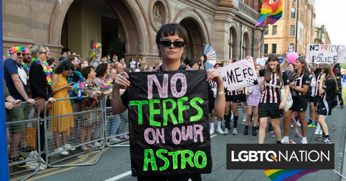 Los clientes rocían TERFS con bebidas y ketchup para organizar una protesta anti-trans en un bar
