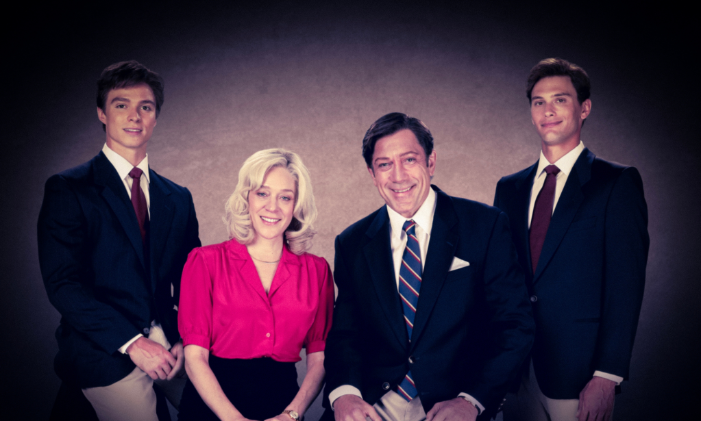 Nicholas Chavez como Lyle Menendez, Chloë Sevigny como Kitty Menendez, Javier Bardem como Jose Menendez, Cooper Koch como Erik Menendez en Monsters: The Lyle And Erik Menendez Story.