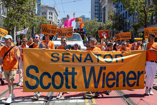 SAN FRANCISCO, CALIFORNIA - 30 DE JUNIO: El contingente del Senador Scott Wiener marcha en el 54º Desfile Anual del Orgullo de San Francisco el 30 de junio de 2024 en San Francisco, California.