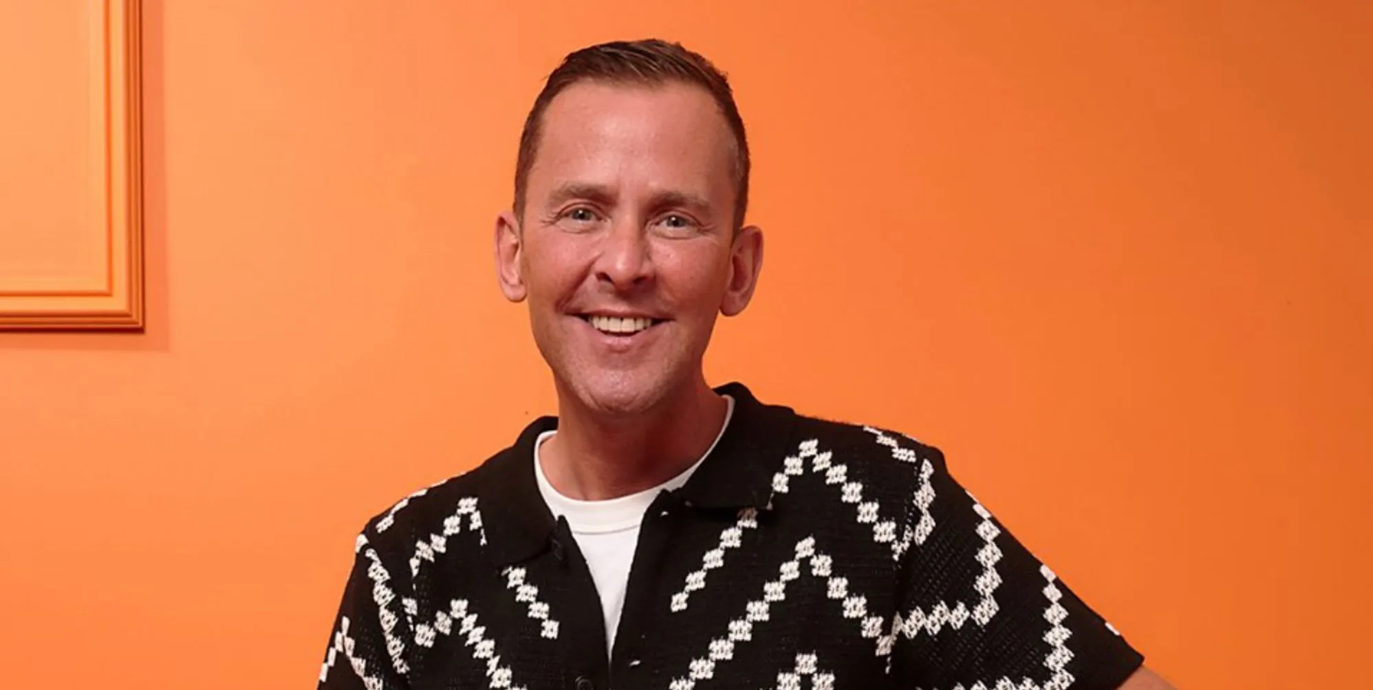 El DJ de radio gay Scott Mills asumirá el cargo de presentador del legendario programa de desayuno BBC Radio 2 de Zoe Ball
