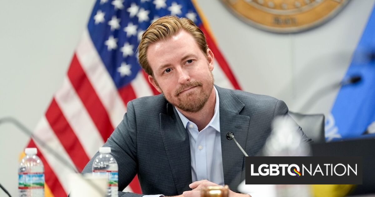 El director de educación amenaza a las escuelas que se niegan a mostrar un video de él orando por Donald Trump