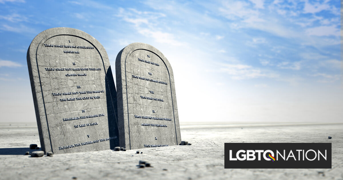 Juez federal bloquea ley que exige que los Diez Mandamientos se publiquen en las aulas