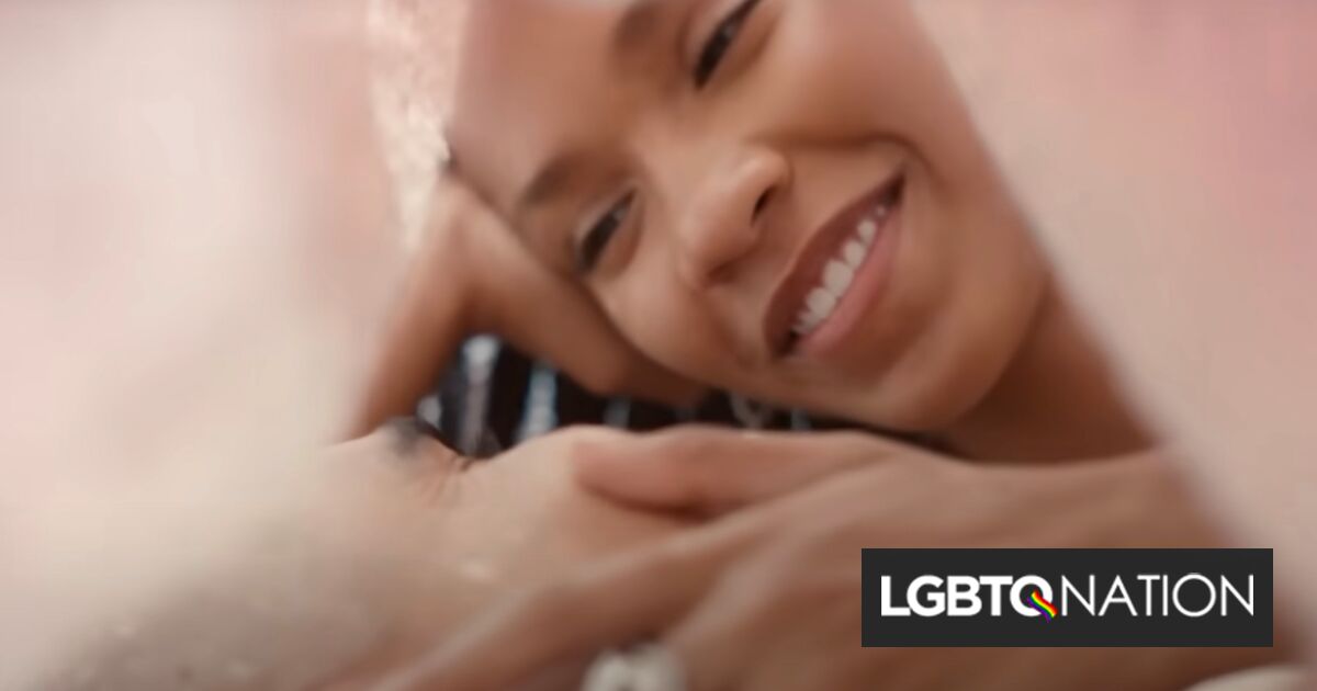 Los cristianos conservadores exigen que Pandora retire un anuncio que muestra un breve beso lésbico