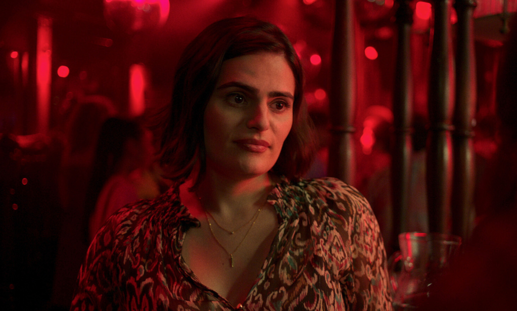 Nava Mau interpreta a Teri en el nuevo programa de Netflix Nava Mau.