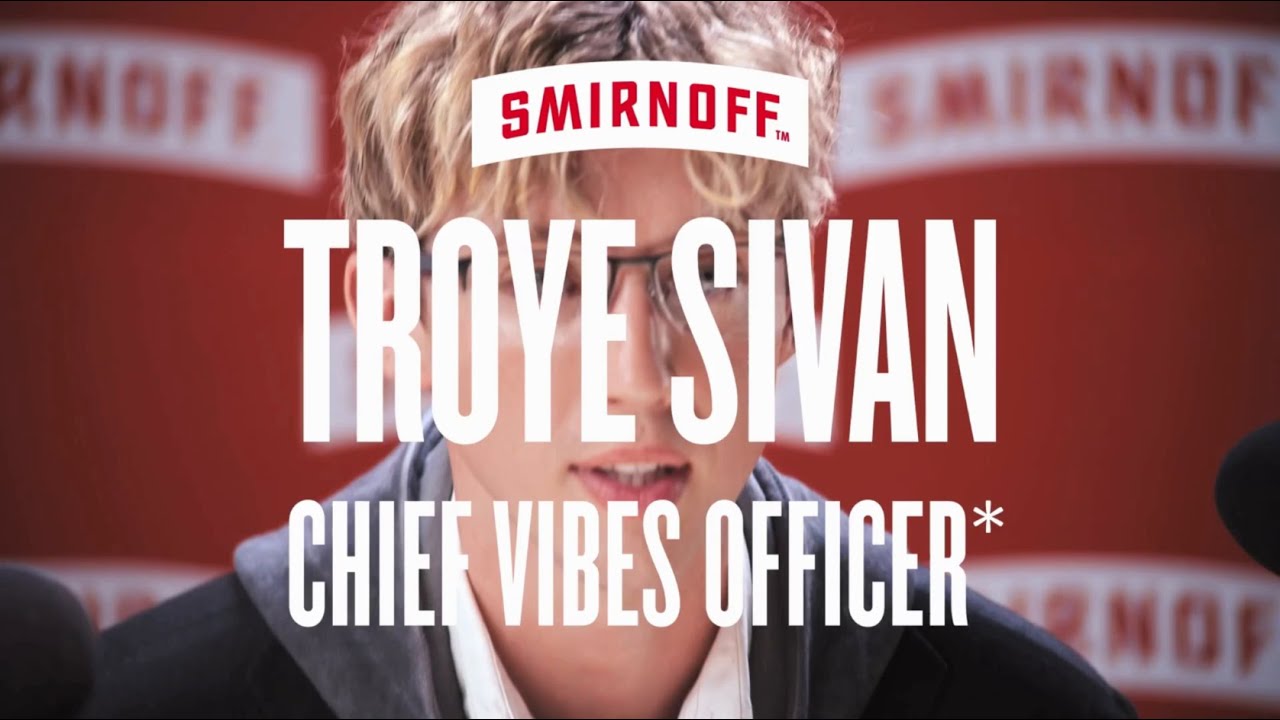 Troye Sivan nombrado 'Chief Vibes Officer' de Smirnoff mientras el cantante se convierte en el nuevo rostro de la marca
