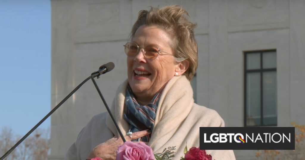 Annette Bening comparte la lección que le enseñó su hijo trans durante un mitin en la Corte Suprema