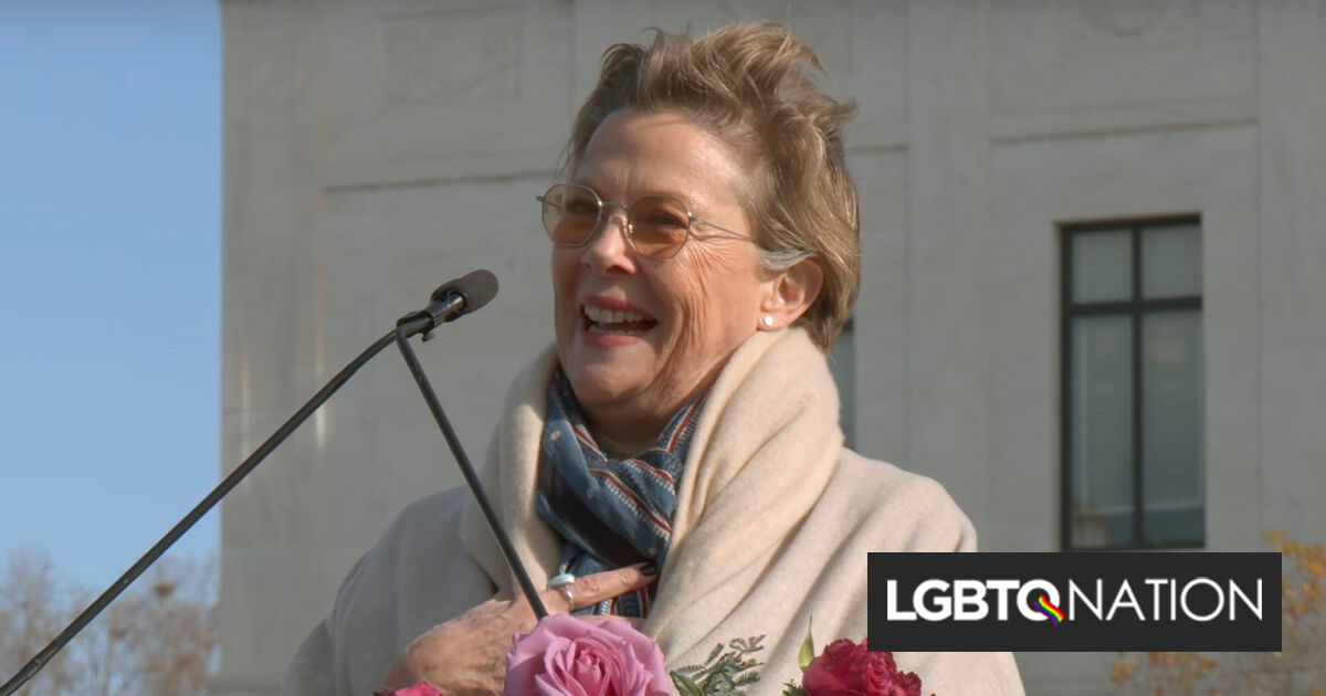 Annette Bening comparte la lección que le enseñó su hijo trans durante un mitin en la Corte Suprema