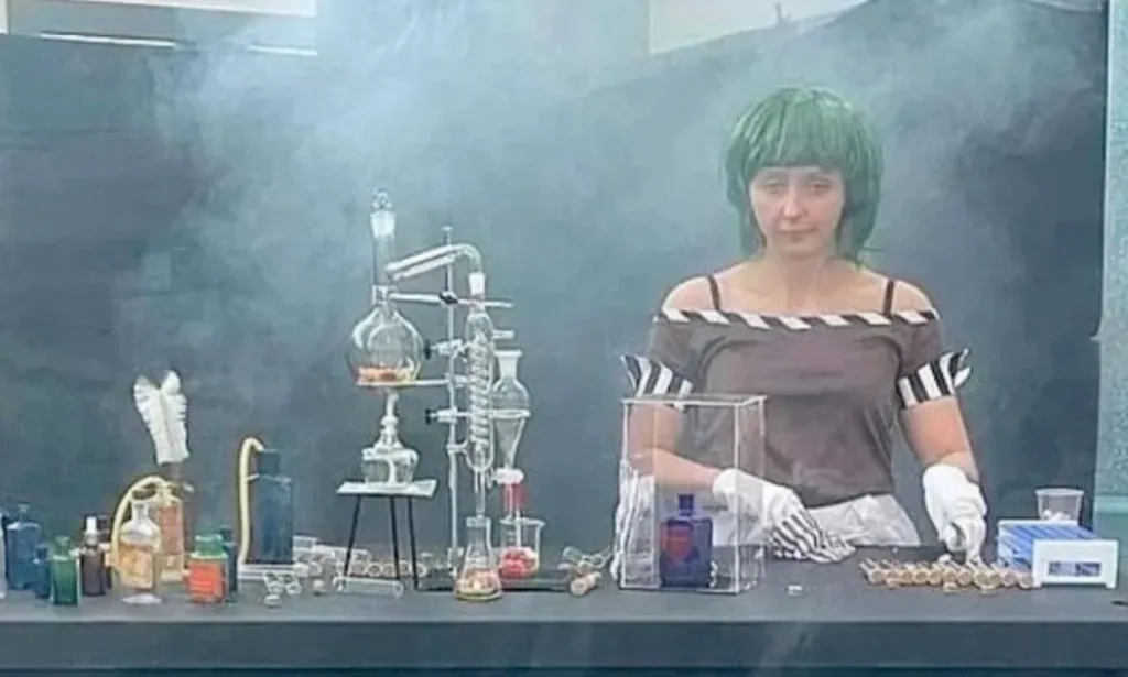 Una persona vestida como un Oompa Loompa en una habitación llena de humo.