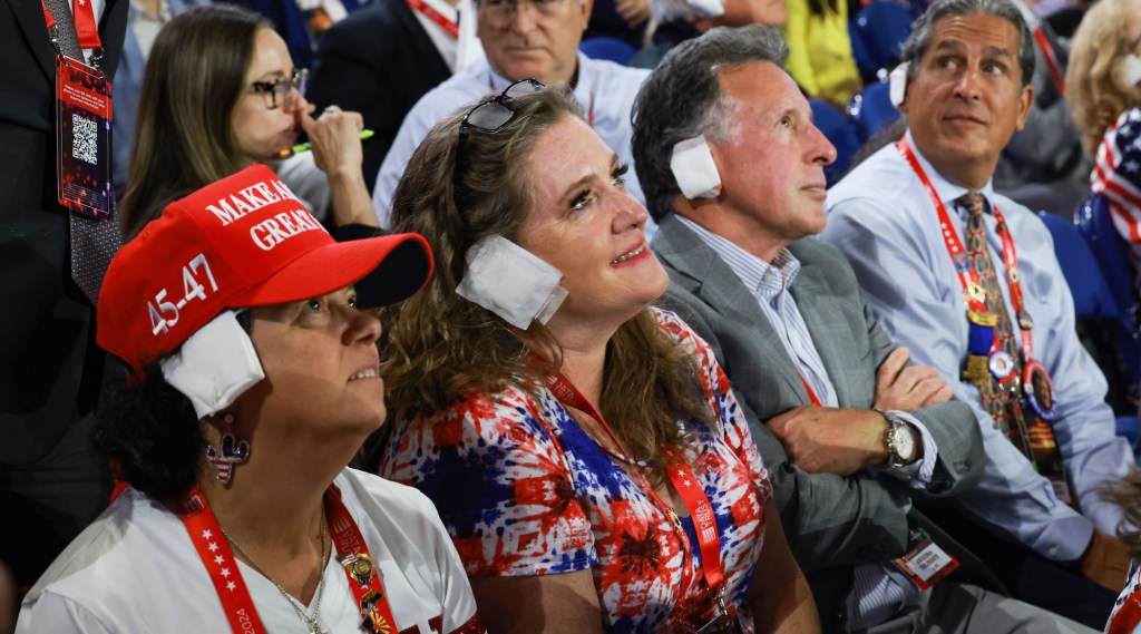 MILWAUKEE, WISCONSIN - 17 DE JULIO: La gente usa "vendas" en sus oídos mientras observan el tercer día de la Convención Nacional Republicana en el Foro Fiserv el 17 de julio de 2024 en Milwaukee, Wisconsin. Delegados, políticos y fieles republicanos se encuentran en Milwaukee para la convención anual, que concluye con la aceptación del expresidente Donald Trump de la nominación presidencial de su partido. La RNC se llevará a cabo del 15 al 18 de julio. (Foto de Joe Raedle/Getty Images)