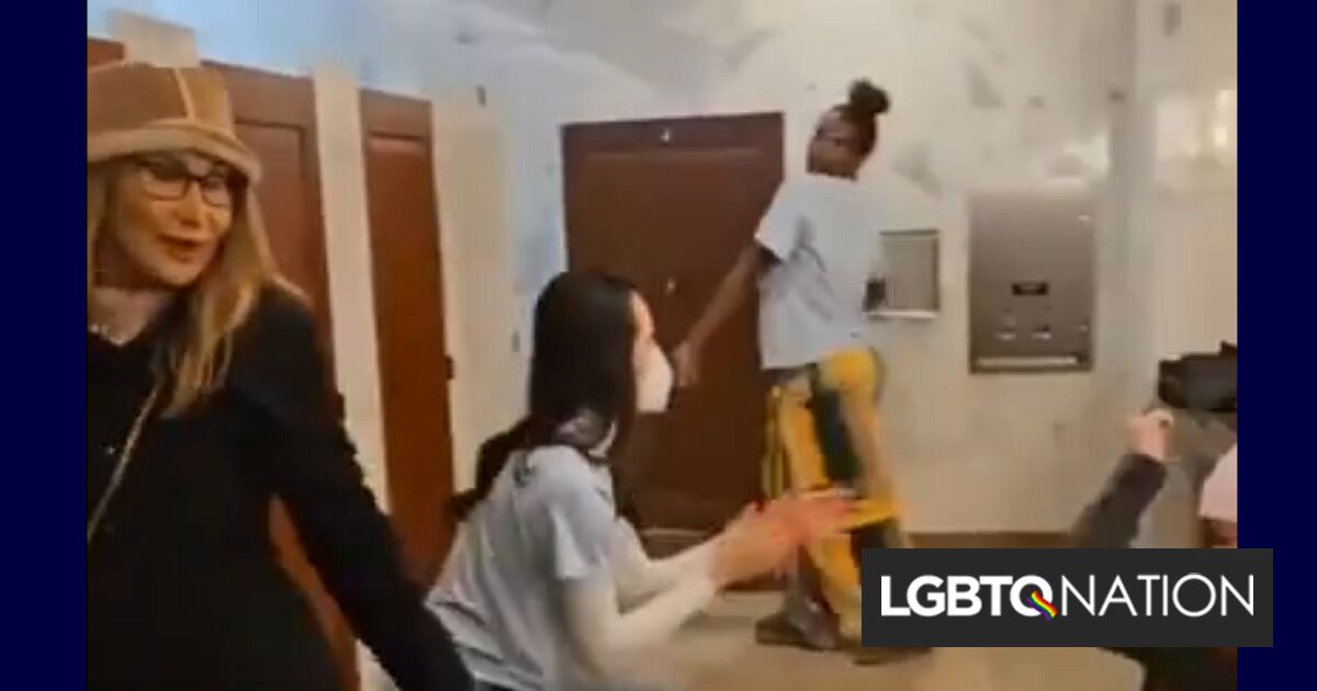 Activistas trans organizan una fiesta de baile en un baño de mujeres del Capitolio en protesta por la prohibición del baño