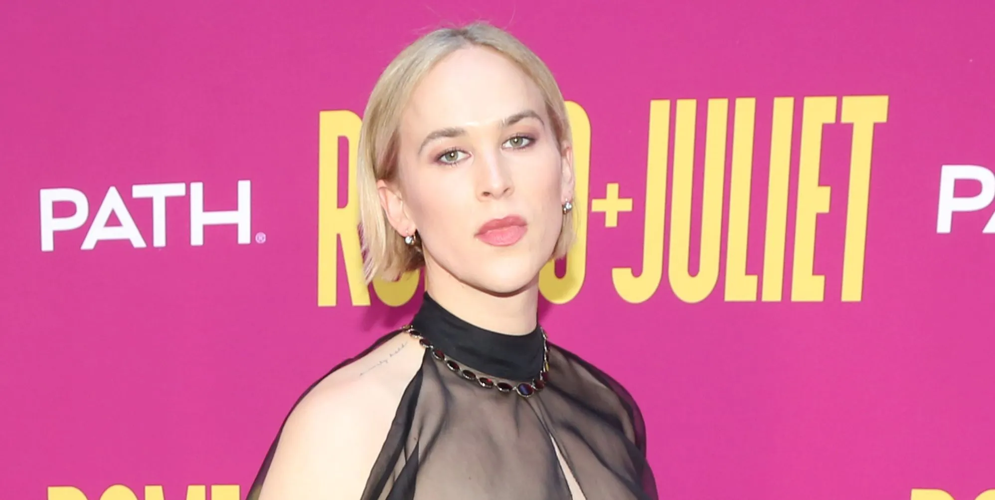'Con el corazón roto' Tommy Dorfman parece anunciar su separación de su esposa después de un año de matrimonio