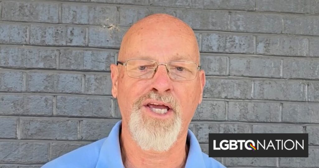 El alcalde usa un insulto anti-gay e invita a un hombre a dormir desnudo con él durante una reunión pública