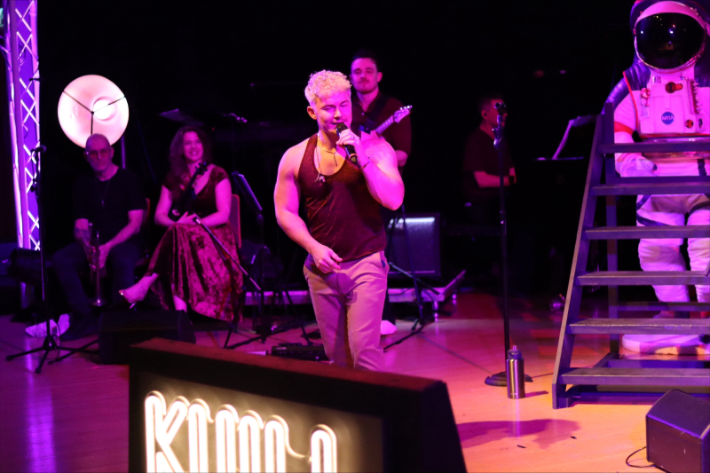 El cantante y compositor Kuill ilumina el escenario de Leeds con la noche de prensa de Fragile Creatures