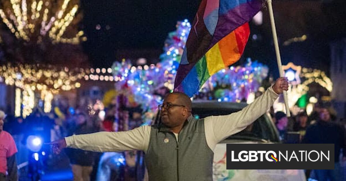 Grupo LGBTQ+ marcha en el desfile de Navidad a pesar de las amenazas y la prohibición de la ciudad