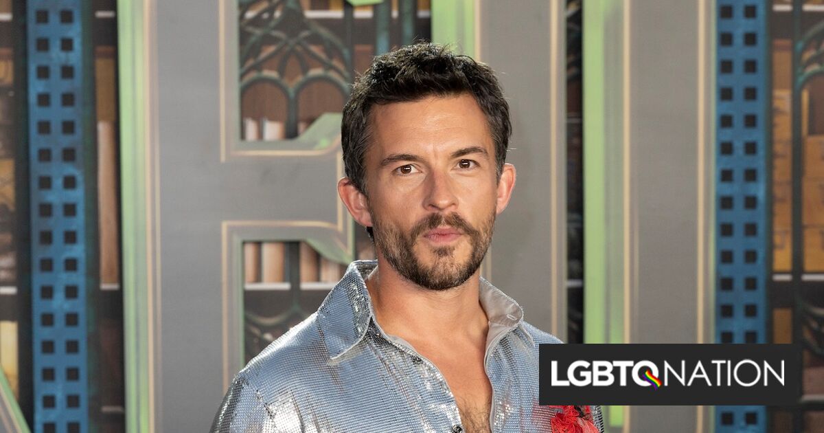 La estrella de “Wicked” Jonathan Bailey dice que un maestro lo llamó con un insulto homofóbico cuando era joven