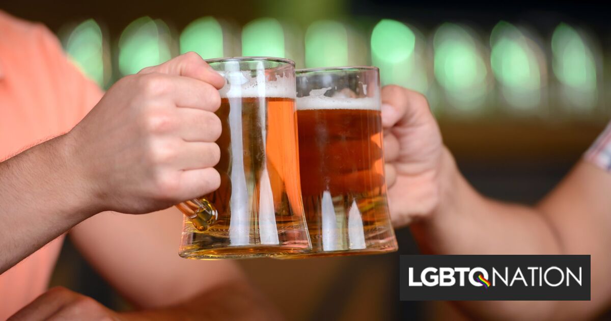 Los lugareños se manifiestan para designar el legendario bar gay como un hito histórico y salvarlo de la demolición