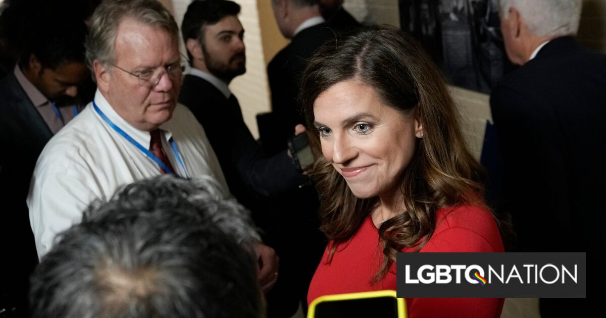 Nancy Mace intentó vender papel de regalo transfóbico y fracasó estrepitosamente