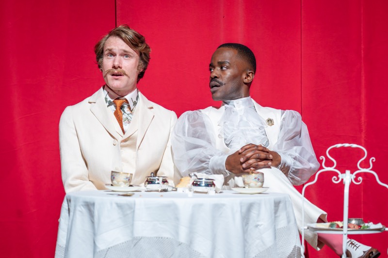 Ncuti Gatwa y Sharon D Clarke brillan en una ridícula reposición de La importancia de llamarse Ernesto – reseña