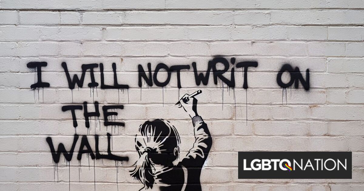 Un artista de graffiti anónimo cautiva al estudiantado con etiquetas que dicen “Soy gay” en todo el campus universitario