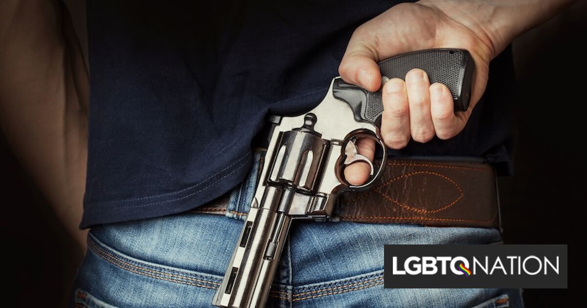 Un hombre afirma que le disparó a un anciano gay en defensa propia. Los testigos dicen que el "odio" influyó.
