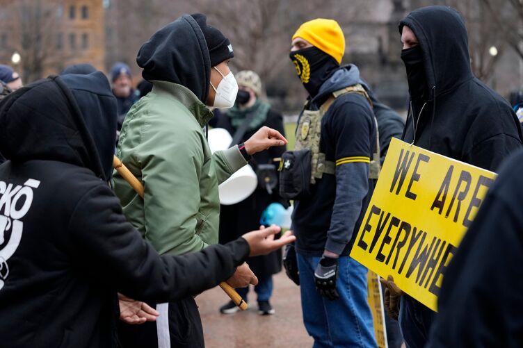 Los Proud Boys chocan con manifestantes en Columbus, Ohio.
