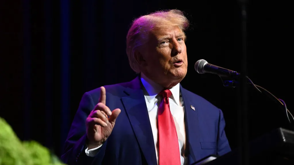El expresidente estadounidense Donald Trump viste una chaqueta azul con una corbata roja