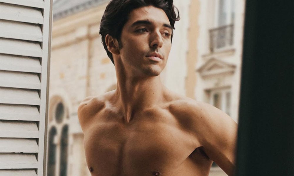 Taylor Zakhar Perez aporta calidez como el nuevo ícono de la ropa interior sensual de Lacoste