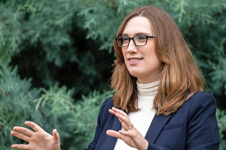 La senadora Sarah McBride habla durante una entrevista fuera de su casa en Wilmington, el martes 1 de octubre de 2024.