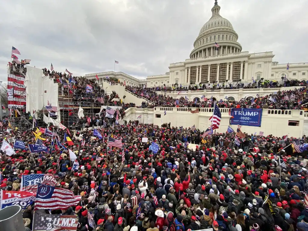 Violentos alborotadores se reúnen fuera del edificio del Capitolio en Washington DC