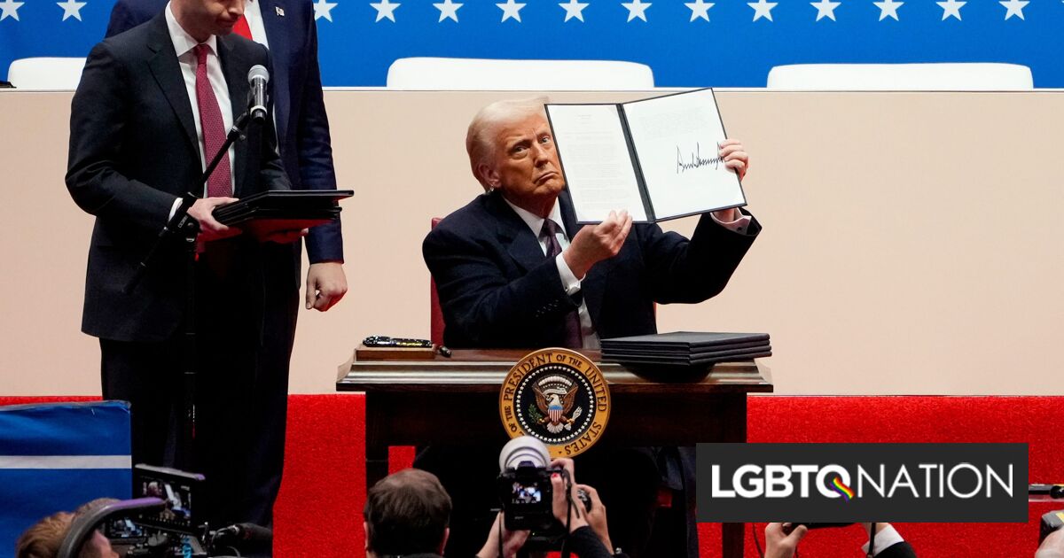 Donald Trump inicia su presidencia declarando la guerra a la comunidad LGBTQ+ y la democracia