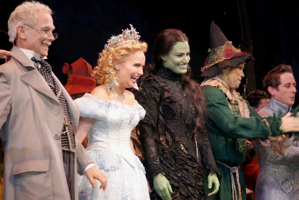 Dylan Mulvaney dice que Kristin Chenoweth de Wicked hizo 'posibles' sus sueños de teatro musical