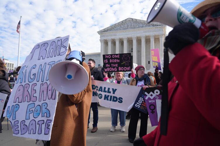 Manifestantes se manifiestan frente a la Corte Suprema de Estados Unidos en Washington, DC el 4 de diciembre de 2024.