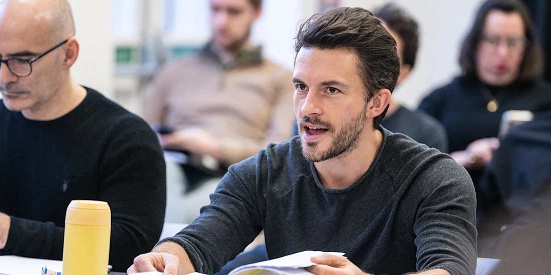 Jonathan Bailey sorprende en nuevas fotos detrás de escena del ensayo de Richard II