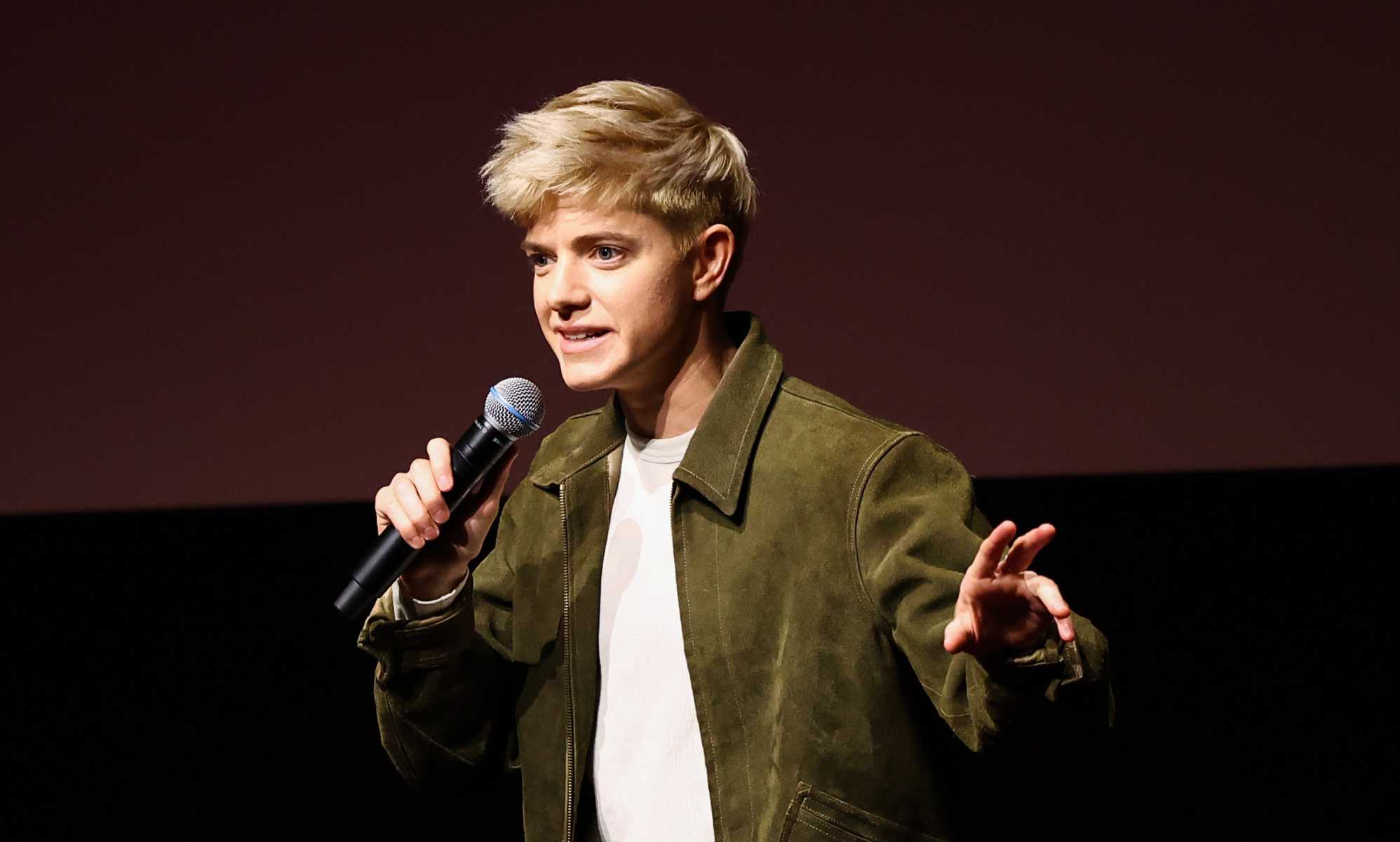 Non-binary comedian Mae Martin is bi.