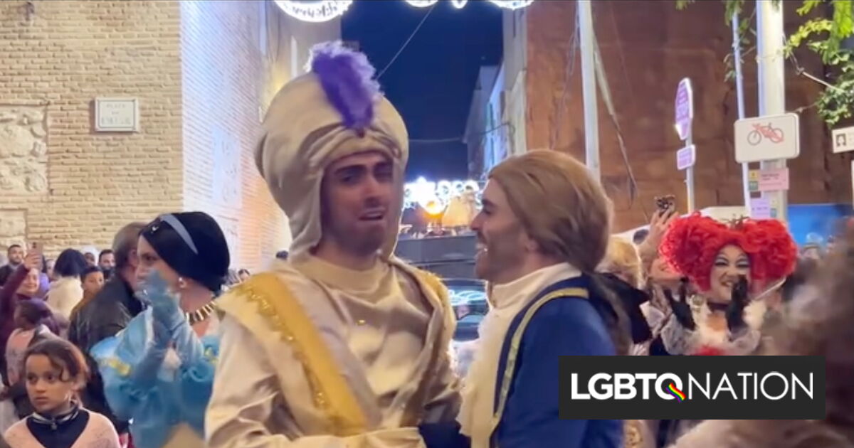 Una pareja gay vestida como príncipes de Disney se compromete en una conmovedora propuesta de cuento de hadas