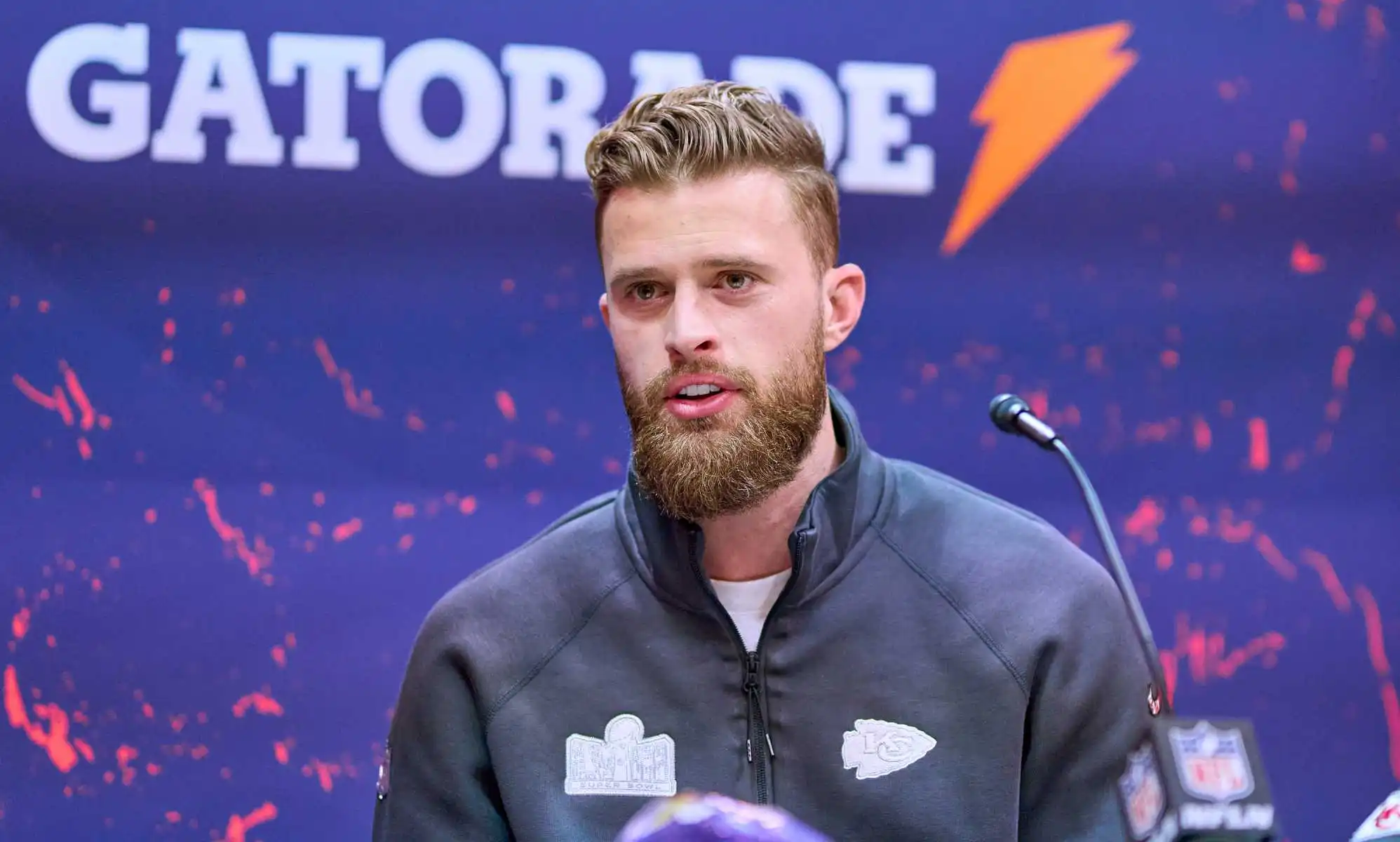 Harrison Butker evita torpemente responder preguntas sobre lo que 'piensa de los gays'