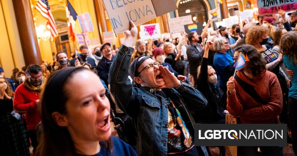 Cientos de la capital de Iowa en el enjambre para protestar contra el proyecto de ley anti-trans