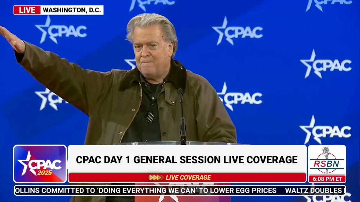 El ex estratega jefe de la Casa Blanca, Steve Bannon, parece dar 'saludo nazi' en CPAC