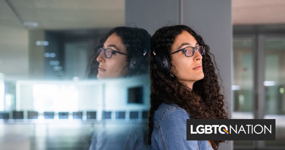 Estudiante trans de matones del Partido Republicano con Bill amenazando con expulsarla del dormitorio