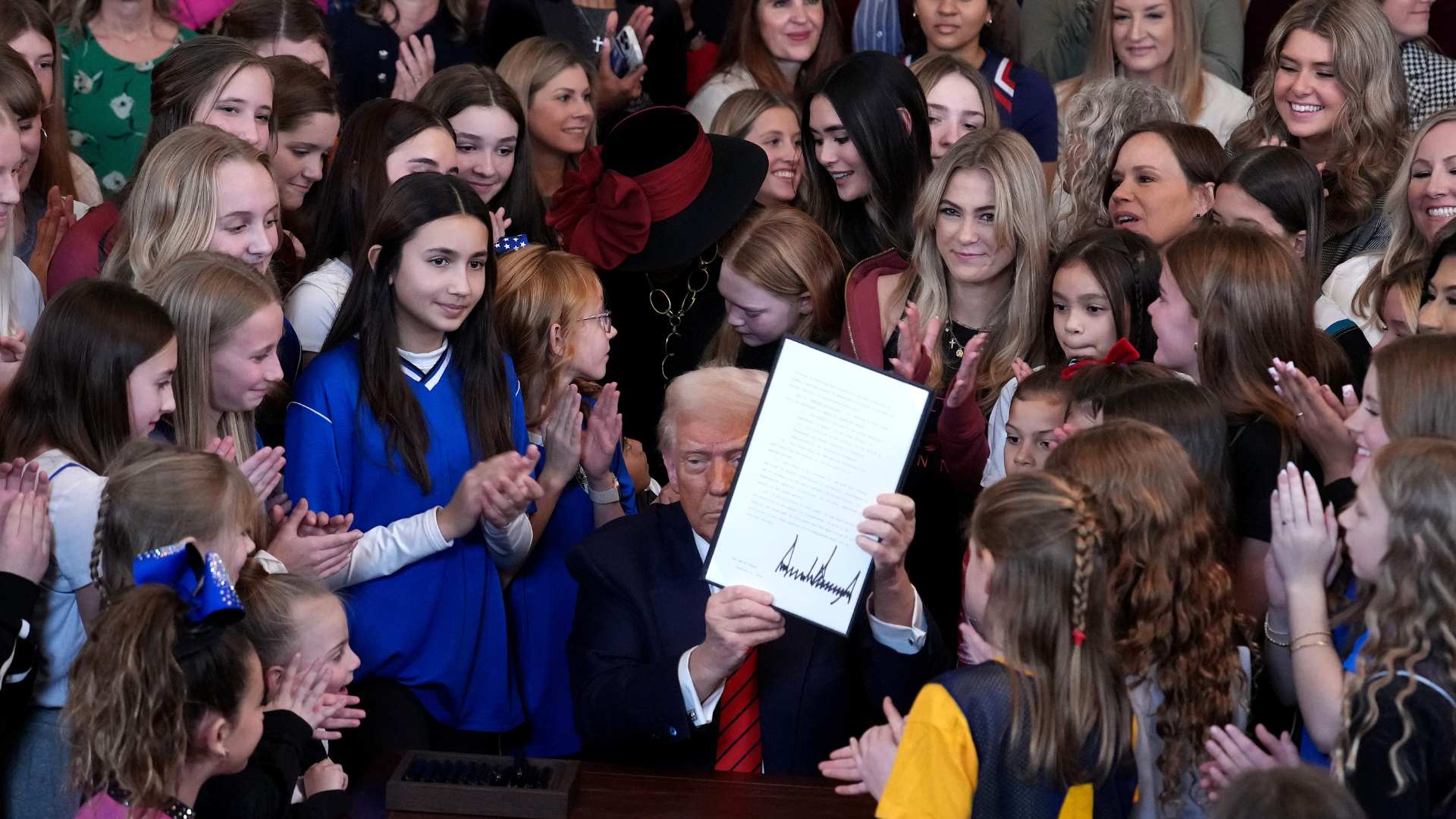 JK Rowling celebra la prohibición de deportes trans de Trump con deslizamiento en activistas y aliados LGBTQ+